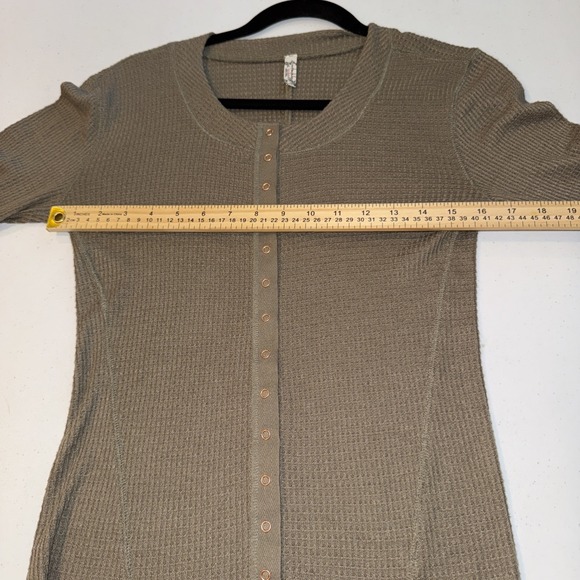 Free People Going Places Waffle Knit Snap Front Cardigan Top Womens Med Olive - Picture 4 of 9